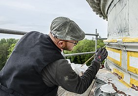 Marmorimitationen am Marmorpalais Potsdam bei Berlin Kirchenmaler mit Pinsel zeichnet feine Linien auf eine Fassade